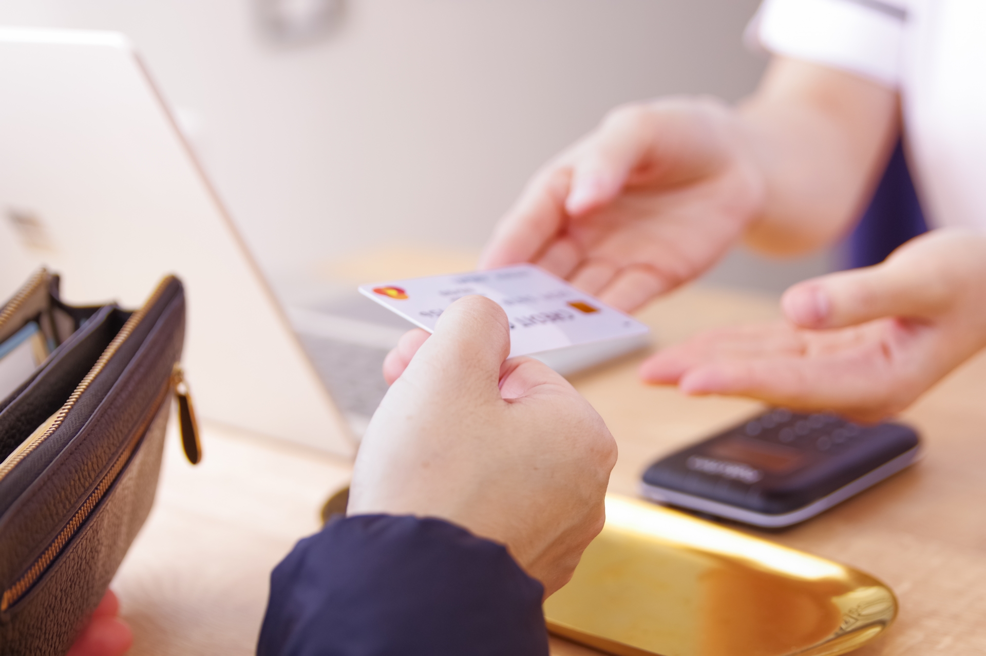 【解約方法】JALアメックスカードを解約するとマイルはどうなる？失効しないマイルと消える提携ポイントの違いを解説