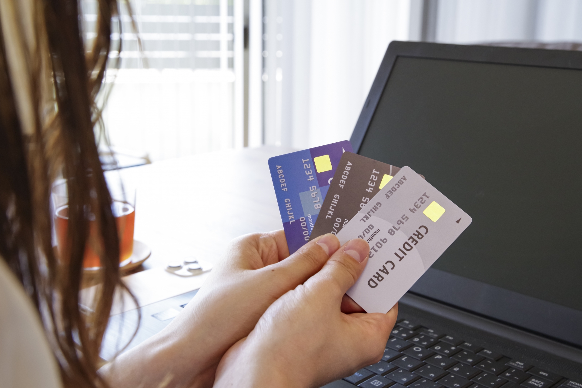 【解約方法】スルガ銀行Visaデビット一体型カードの解約方法│「デビット機能だけ解約」と「口座ごと解約」で手続きが全然違う!正しい手順を解説